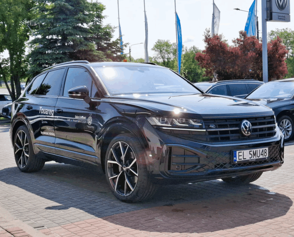 Volkswagen Touareg 3.0 V6 TDI R-Line 2025 czarny SUV – przód i bok w słońcu