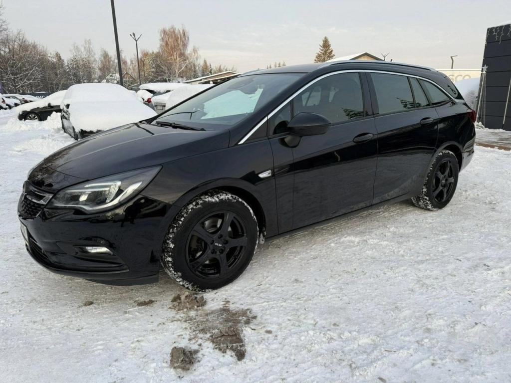 Opel Astra Sports Tourer 1.6 CDTI 136 KM automat 2018 czarna kombi widok boczny wynajem bez BIK i KRD Auto-Finanse.pl