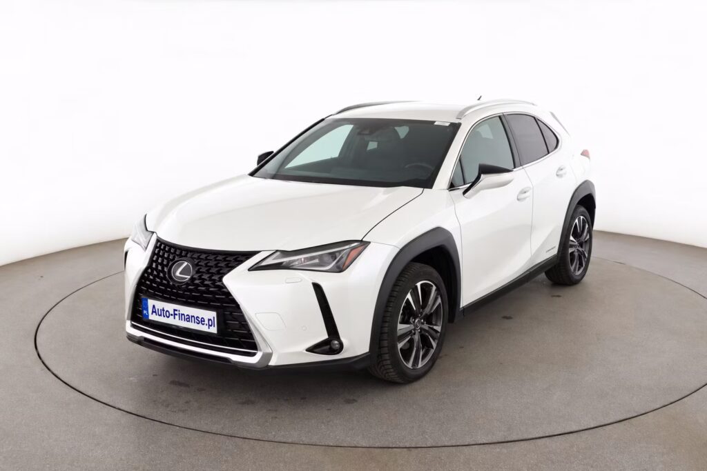 Lexus UX 250h 2020 w kolorze białym, widok z zewnątrz