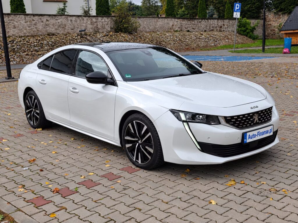 Peugeot 508 sedan 2021 w białym kolorze z automatyczną skrzynią biegów