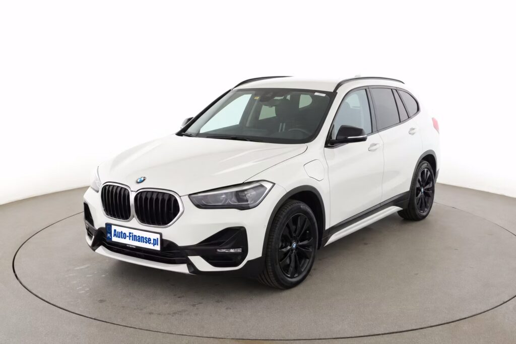 BMW X1 xDrive 25e Sport Line w białym kolorze